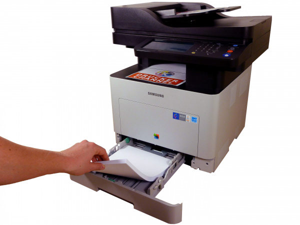 Papierschacht: Die Papierkassette hat Platz für 250 Seiten und lässt sich mit einem zusätzlichem 520-Blatt-Schacht bis auf 770 Blatt aufrüsten.
