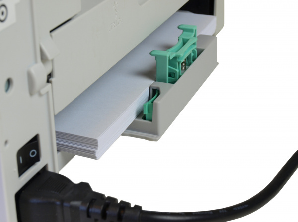 Staubfänger: Die Papierkassette ragt hinten beim Samsung Proxpress M4025ND ein Stück heraus - so kann Staub in Druckerinnere gelangen.