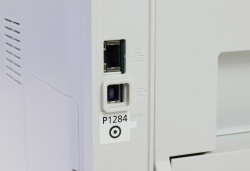 Kontakt: Mit Ethernet und USB findet der Drucker Anschluss an Rechner und Netzwerke.