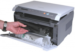 Samsung SCX-4200: Die Tonerkartusche lässt sich sehr einfach ein- und ausbauen...