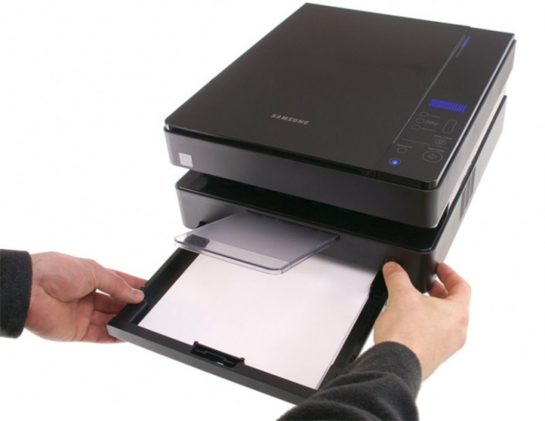 Papier einlegen: Auf Knopfdruck fährt die Kassette heraus.