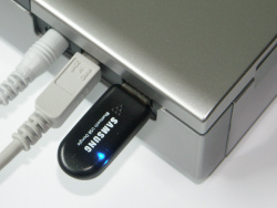 Samsung SPP-2040: Angesteckter Bluetooth-Adapter.