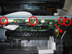 An der Steuerplatine sind die vier rot umrandeten Schrauben sowie eine weitere hier nicht zu sehende Schraube in Pfeilrichtung zu entfernen, um an der Rückseite die beschriebenen Lötarbeiten durchführen zu können.