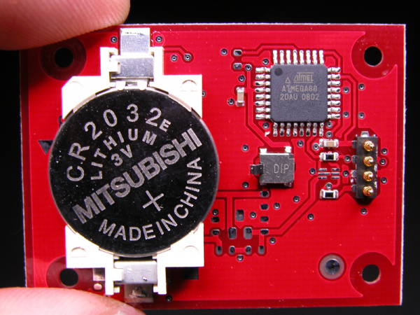 Die Platine: Auf der befinden sich die Batterie vom Typ CR-2032E, ein Schalter, die Kontakte und ein Chip.