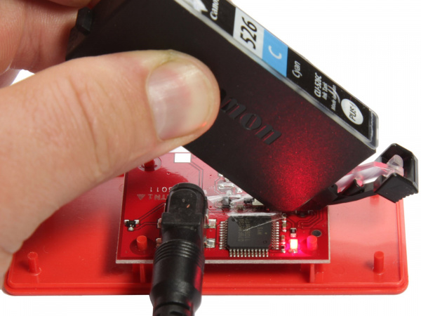 Gehäuse geöffnet: Im Inneren sieht man die LED leuchten.