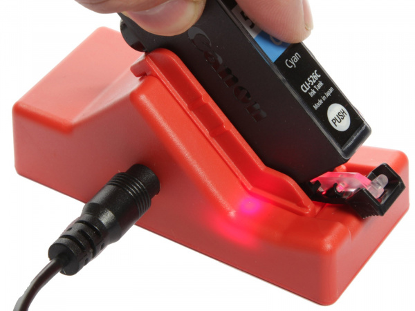 Sudhaus-Inkjet-Resetter: Die LED im Gehäuse leuchtet und zeigt zusätzlich zur Patronen-LED den Reset-Vorgang an. Die Gehäuse-LED ist nötig, weil die Patronen-LED nicht immer zuverlässig funktioniert.