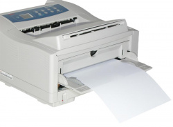 Manueller Schacht: Nur ein Blatt nimmt der Oki B4350 im manuellen Einzug auf.