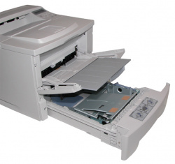 Vorbildlich: 500-Blatt-Kassette und 100 Blatt manuelle Zufuhr.