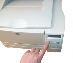 HP Laserjet 2300: Zur Bedienung muss man sich zum Drucker runter bücken.