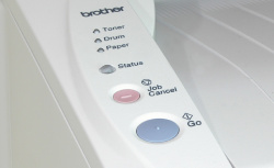 Brother HL-5150D: Übersichtliche und verständliche Bedienung. Eine Abbruchtaste ist vorhanden und reagiert schnell.