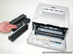 Zum Tonerwechsel muss die komplette Einheit aus dem Drucker. Über die ganze Kartuschenbreite kann Toner an Hände gelangen.