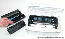 Tonerwechsel ist einfach und sauber. Wer an die kleine Auslassöffnung kommt, kann Toner an die Finger bekommen.