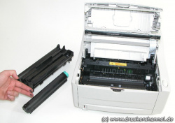 Wer beim Tonerwechsel an die Unterseite kommt, kann etwas Toner auf die Hände kriegen.