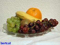 Glasschale mit Früchten.