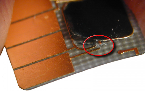 Gebrochene Leiterbahnen: Beim Ablösen des Chips kann es schnell passieren, dass die filigranen Leiterbahnen brechen.
