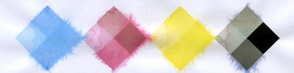Jettec-Patronen: Die Farben bestehen aus Dye-Tinte und verlaufen. Textschwarz (kleine Raute ganz rechts) ist pigmentiert und verläuft nicht.