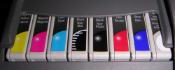 Mächtig: Der Druckkopf des R800 mit seinen sieben UltraChrom-Tintenpatronen plus Gloss-Optimizer.