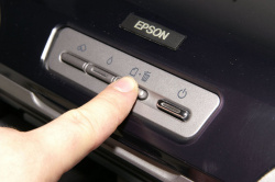 Fortsetzentaste: Drücken Sie auf diesen Button, damit der Drucker mit der automatischen CD-Tray-Ausrichtung beginnt.