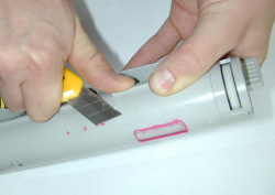 Ein Toner für viele Drucker: Schneiden Sie mit einem scharfen Messer einfach die kleine Plastiknase ab.