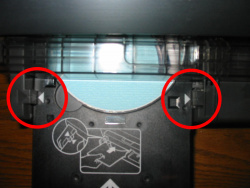 Der CD-Schlitten muss nach Aufforderung durch den Druckermanager so in die Führung eingeschoben werden, bis die weißen Pfeile des Schlittens sich gegenüber der Markierung der Führung befinden.