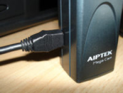 Extrawurst: Anstatt, wie bei anderen Kameras üblich, einen USB-Mini-A oder -B Anschluss zu verwenden, hat die Aiptek einen Spezialstecker.
