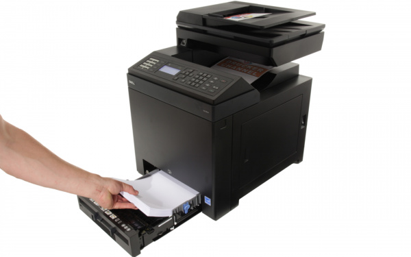 Dell 2155cdn: 250-Blatt-Schacht, der auf maximal 500 Blatt ausbaubar ist - der ADF kann Papier nicht automatisch wenden...