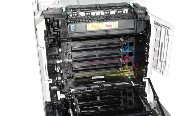 Viel Tonerstaub: Die drei Modelle mit der Fuji-Xerox-Engine (Dell, Epson und Xerox) haben eine Menge Tonerstaub im Drucker. Hier hinter der Bildtrommeleinheit...