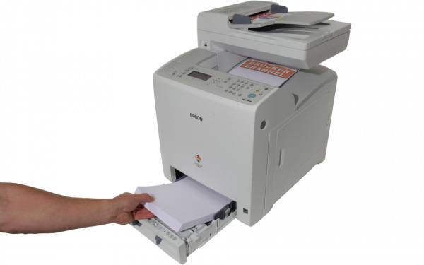 Epson Aculaser CX29DNF: Die Papierkassette fasst 250 Blatt - der Dokumenteneinzug (ganz oben) ist nicht duplexfähig...