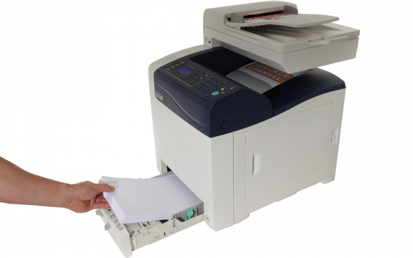 Xerox Workcentre 6505V/DN: Die Papierkassette fasst 250 Blatt und kann auf maximal 500 Blatt ausgebaut werden...