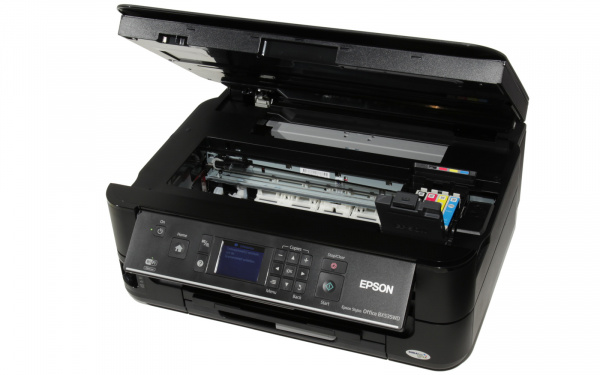 Epson Stylus Office BX535WD: Öffnet man den Druckerdeckel, passiert nichts - man muss dem Drucker über das Menü mitteilen, dass man die Tintenpatronen austauschen will.