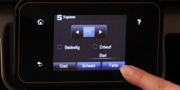 HP Photosmart 6510 B211a: Zwei Mal auf den Bildschirm tippen genügt: Funktion "Kopieren" antippen und dann den Button "Schwarz" oder "Farbe" wählen.