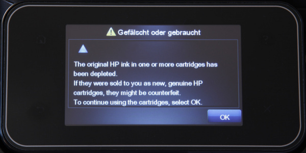 HP Photosmart 7510: Auch hier sorgt die Displaymeldung "Gefälscht oder gebraucht" für Verwirrung, schließlich handelt es sich lediglich um eine leere Tintenpatrone. Zusätzlich ist die Meldung noch in Englisch.