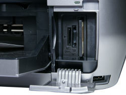 Cardreader: CF, SD, MS, Pictbridge und USB-Sticks.