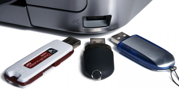 Fehlkonstruktion: Etwas breitere USB-Sticks passen nicht in die USB-Host-Schnittstelle des Canon Pixma MX870.