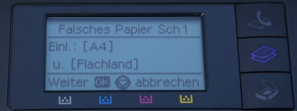 Verwirrende Display-Meldung: Bei leerer Papierkassette oder Papierstau meldet der Samsung, man solle A4 einlegen und sich aufs "Flachland" begeben.