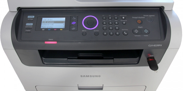 Samsung CLX-6220FX: Der Laserdrucker kann neben Fotos auch PDF-Dateien von der Speicherkarte lesen - eine Vorschau wie beim HP gibt es allerdings nicht.