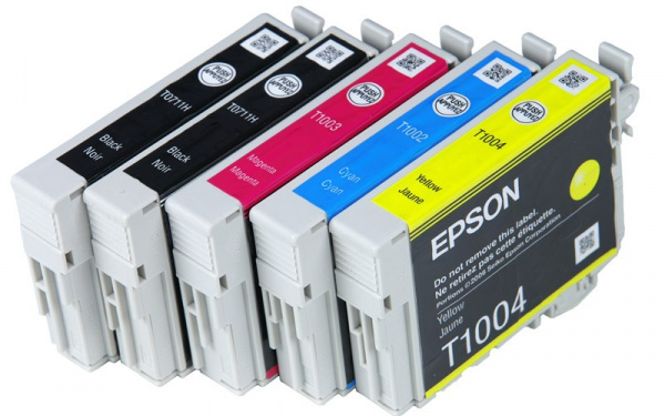 Die Verbrauchsmaterialien des Epson Stylus Office B1100: Zwei identische Schwarz-Tintenpatronen, und drei Farbpatronen - alle mit pigmentierter Tinte.