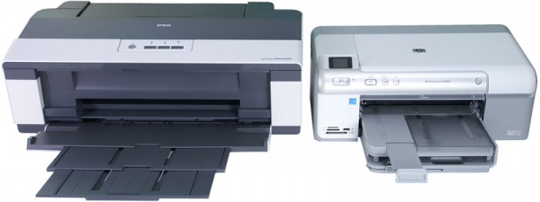 Größenvergleich: Links ein A3-Tintendrucker (Epson Stylus Office B1100), rechts ein A4-Drucker (HP Photosmart D5460).