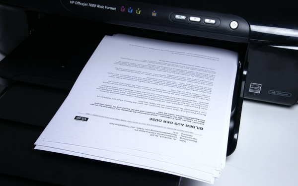 HP Officejet 7000: Das Papier landet einigermaßen ordentlich im Ausgabefach.