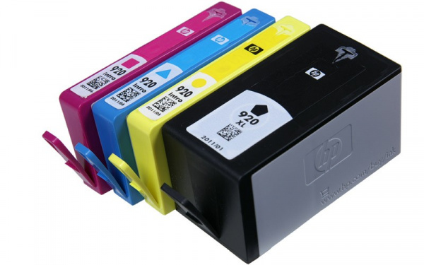 Die Verbrauchsmaterialien des HP Officejet 7000: Drei Farbpatronen mit Dye-Tinte und die Textschwarzpatrone mit Pigmenttinte.