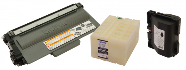 Verbrauchsmaterial: Der Brother-Laser bietet Toner für 8.000 Seiten - bei Epson und Ricoh sind es Tintenpatronen, die sogar für 10.000 Seiten reichen sollen.
