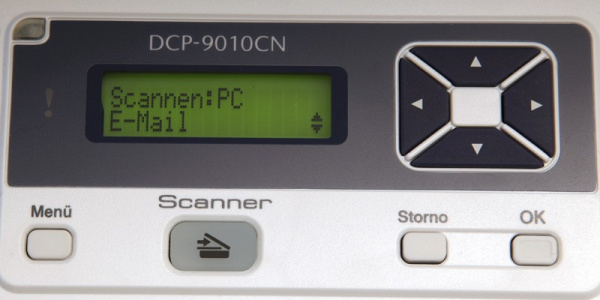 Brother DCP-9010CN: Kann an einen Netzwerk-PC oder an eine Mail-Anwendung scannen. Eine USB-Hostschnittstelle hat der Brother nicht.