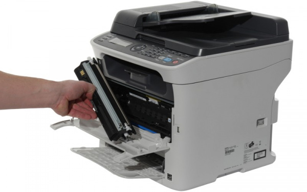 Epson Aculaser CX16NF: Die Verbrauchsmaterialien muss man mit einem Ruck aus dem Drucker ziehen - der Wechsel ist unnötig kompliziert.