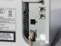 Oki MC160n: USB und Ethernet.
