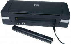 HP Officejet 470: Den Akku steckt man mit einem Handgriff in den Schlitz an der Rückseite des Druckers.