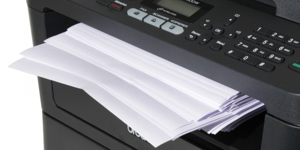 Brother MFC-7860DW: Das Papier landet recht unordentlich in der Papierablage.