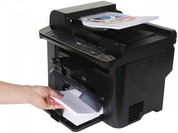 HP Laserjet Pro M1536dnf: Papierkassette für 250, manueller Einzug für ein Blatt.