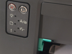 Bedienfeld: Rechts darunter ist die Entriegelung fürs Druckerinnere.