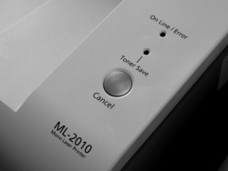 Bedienfeld: Zwei LED und ein 'Cancel'-Button.