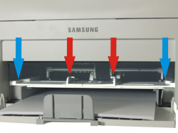 Samsung ML-2010: Mehrzweckfach mit kleinster (rot) und größter Breite (blau).